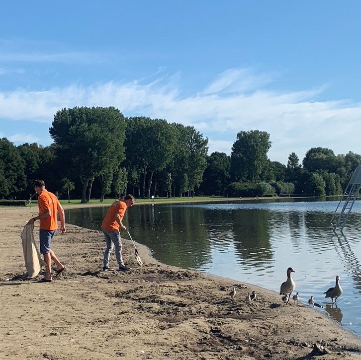 123BigBags team member cleaning up litter by the lake
