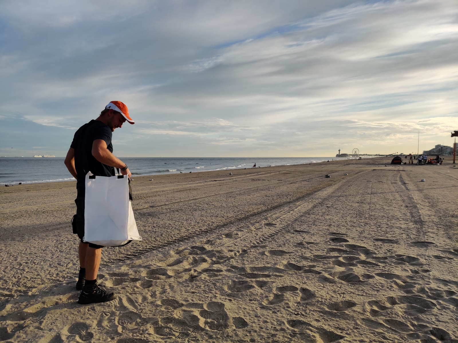 123BigBags team member cleaning up litter on the beach